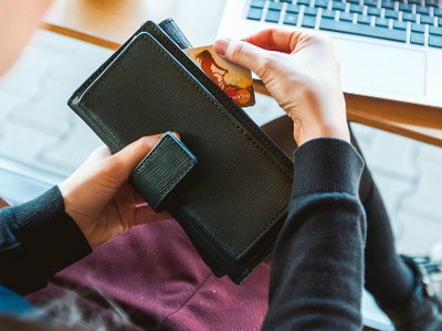 Mua quần áo và trả tiền ngay trực tuyến dần trở thành thói quen phổ biến ở Việt Nam.