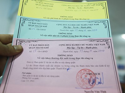 UBND quận Thanh Khê áp dụng phạt thẻ vàng, xanh và khen thưởng bằng thẻ hồng với công chức. Ảnh: Nguyễn Đông.