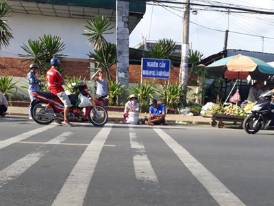 Dù có bảng cấm nhưng tình trạng chợ mua bán vẫn "mọc" lên ở một số tuyến đường trên địa bàn TP Cà Mau, vi phạm hàng lang an toàn đường bộ. (Ảnh: CTV).