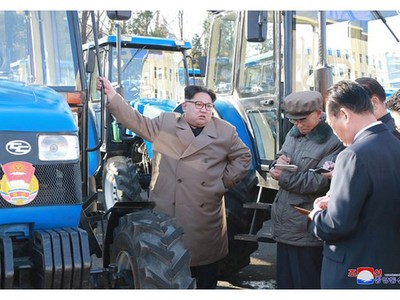 Nhà lãnh đạo Kịm Jong-un tới thăm một nhà máy Kl994 nhà cái bóng đá world cup máy kéo tại Triều Tiên (Ảnh: KCNA)