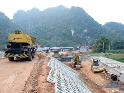 Tổng mức Kl99ok phiên bản mới đoạn đường dẫn hai đầu cầu Bình Ca bị tăng 26,6 tỷ đồng do áp dụng sai đơn giá. Ảnh: Anh Minh.
