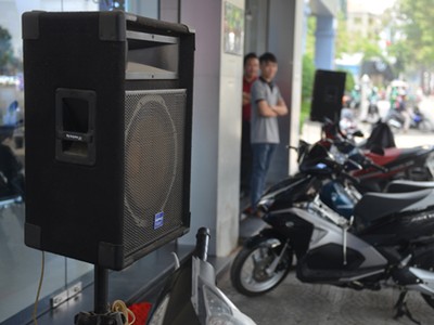 Cửa hàng trên đường Trần Hưng Đạo (quận 1) để hai loa mở nhạc lớn thu hút khách. Ảnh: Sơn Hòa.
