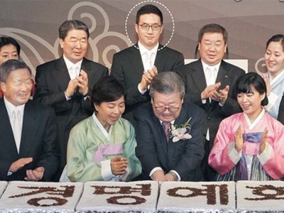 Koo Kwang-moo (giữa) cùng các thành viên trong gia đình. Ảnh: Chosun Ilbo
