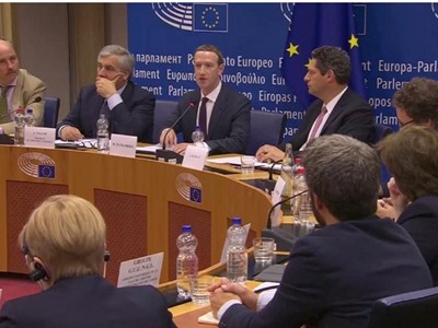 Mark Zuckerberg trong phiên điều trần hôm qua tại EU. Ảnh: Reuters