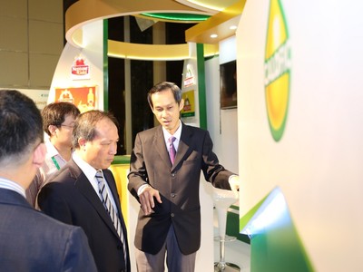 Ông Peh Ping Teik Chủ tịch Hiệp Hội Dầu gạo Quốc tế và Thứ trưởng Bộ Công thương Cao Quốc Hưng trao đổi tại Hội nghị.