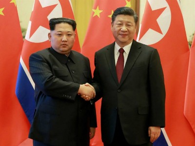 Lãnh đạo Triều Tiên Kim Jong-un (trái) đến Bắc Kinh gặp Chủ tịch Trung Quốc Tập Cận Bình hồi tháng ba. Ảnh: Xinhua.
