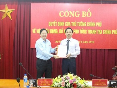 Thừa ủy quyền của Thủ tướng Kl993 ưu đãi thưởng hấp dẫn, Bộ trưởng Bộ Nội vụ Lê Vĩnh Tân trao  quyết định và chúc mừng tân Phó Tổng Thanh tra Kl993 ưu đãi thưởng hấp dẫn Trần Ngọc Liêm.