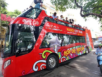 Chuyến xe đầu tiên của buýt 2 tầng chạy quanh Hồ Hoàn Kiếm (Hà Nội). Ảnh: Bá Đô.
