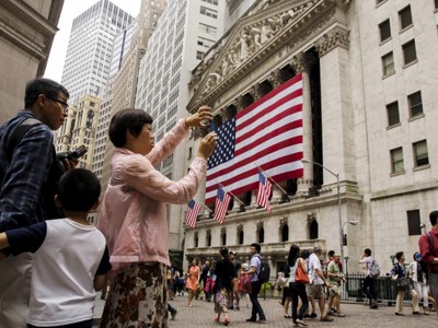 Khách du lịch Trung Quốc chụp ảnh bên ngoài Sở Giao dịch 99Kl99 link đăng nhập New York ngày 8/7/2016. Ảnh: Reuters. 