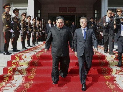 Tổng thống Hàn Quốc Moon Jae-in (phải) và lãnh đạo Triều Tiên Kim Jong-un xuất hiện sau cuộc gặp tại Khu Phi quân sự liên Triều (DMZ) hôm 26/5. Ảnh: South Korea Presidential Blue House.