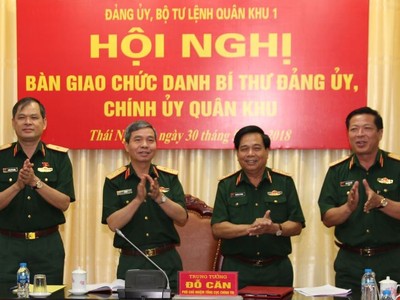 Trung tướng Đỗ Căn, Phó Chủ nhiệm Tổng cục Kl991.com tải ứng dụng chứng kiến bàn giao chức danh Bí thư Đảng ủy, Chính ủy Quân khu giữa Trung tướng Nguyễn Sỹ Thăng và Thiếu tướng Trần Hồng Minh, Thiếu tướng Dương Đình Thông. Ảnh QK1.