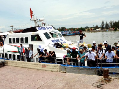 Tàu KL99 là nhà cái cá cược trực tuyến hàng đầu tại châu Á đưa du khách từ đảo Lý Sơn sắp neo vào cảng Sa Kỳ. Ảnh: Phạm Linh.