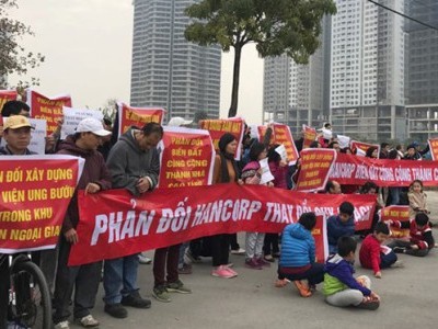 Cư dân khu ngoại giao đoàn biểu tình khi tố chủ Kl99ok phiên bản mới thực hiện chưa đúng quy hoạch. Ảnh: NT