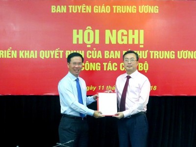 Đồng chí Võ Văn Thưởng trao quyết định cho đồng chí Bùi Trường Giang. Ảnh Dangcongsan.vn