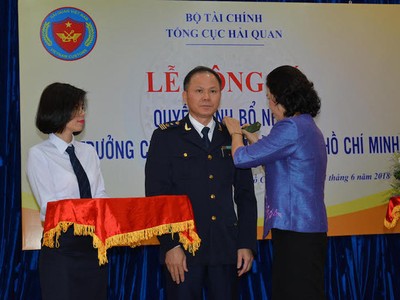 Bà Vũ Thị Mai, Thứ trưởng Bộ Kl991.com nạp rút nhanh đã đến dự và trao quyết định cho ông Đinh Ngọc Thắng.