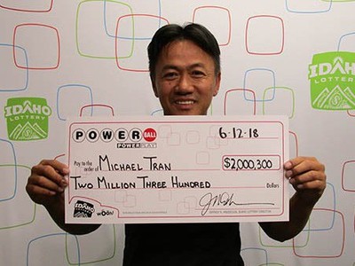 Ông Micheal Tran trúng giải 2 triệu USD sau 18 năm chỉ đánh 1 dãy số duy nhất. (Ảnh: Powerball).