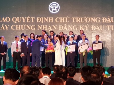 Đại diện Công ty cổ phần Kl99ok phiên bản mới Văn Phú -  Invest nhận quyết định chủ trương Kl99ok phiên bản mới Dự án Khu đô thị mới An Hưng.
