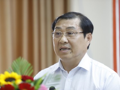 Ông Huỳnh Đức Thơ giải đáp câu hỏi của người dân tại buổi tiếp xúc cử tri.