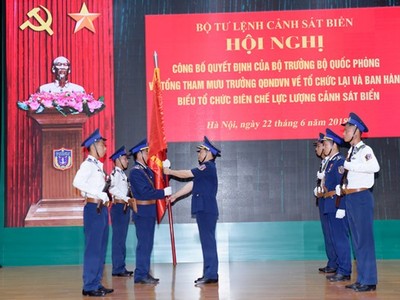 Thiếu tướng Nguyễn Văn Sơn, Tư lệnh CSB Việt Nam trao Quân kỳ Quyết thắng cho các đơn vị. Ảnh: QĐND.