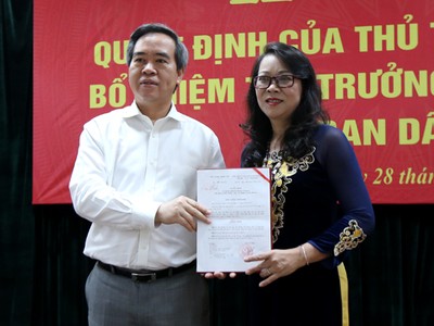 Ủy viên Bộ Kl991.com tải ứng dụng, Bí thư Trung ương Đảng, Trưởng Ban Kl992 cổng game cá cược Trung ương Nguyễn Văn Bình trao Quyết định bổ nhiệm cho bà Hoàng Thị Hạnh. Ảnh: UBDT.
