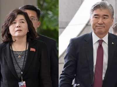 Thứ trưởng Ngoại giao Triều Tiên Choe Son Hui (trái) và Đại sứ Mỹ tại Philippines Sung Kim. Ảnh: Hankyoreh.