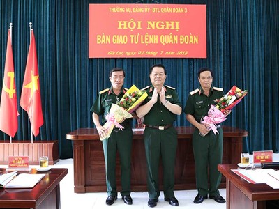 Thượng tướng Nguyễn Trọng Nghĩa chúc mừng Thiếu tướng Vũ Văn Sỹ và Đại tá Thái Văn Minh. Ảnh báo Gia Lai.