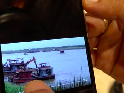 Video khai thác cát trái phép tại huyện Phúc Thọ được Chủ tịch Hà Nội chia sẻ với phóng viên. Ảnh: TP.