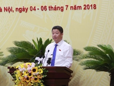 Giám đốc Sở Kế hoạch và Kl99ok phiên bản mới Hà Nội Nguyễn Mạnh Quyền báo cáo tại kỳ họp HĐND  lần thứ 6 khóa XV.