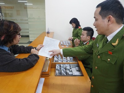 Công dân khi khai thác thông tin trong cơ sở dữ liệu quốc gia về dân cư để làm thủ tục hành chính sẽ không mất bất kỳ khoản phí nào. Ảnh: Giang Huy.
