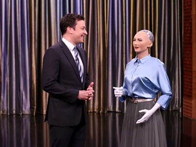 Robot Sophia (bìa phải) trò chuyện với MC Jimmy Fallon trong một chương trình truyền hình. Ảnh: Newswire.
