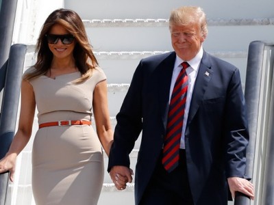 Tổng thống Mỹ Donald Trump và đệ nhất phu nhân Melania hôm nay xuống sân bay Stansted. Ảnh: AFP.
