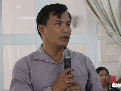 Ông Nguyễn Thanh Nam - chủ tịch UBND xã Vạn Thạnh - giải trình tại cuộc họp khẩn do chủ tịch UBND tỉnh Khánh Hòa, ông Lê Đức Vinh chủ trì ngày 13-4 - Ảnh: Tuoitre