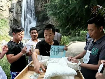 Zhao bán được hơn 100 cây kem mỗi ngày và thu Kl99 nổ hũ hơn 100 Nhân dân tệ. (Nguồn: SCMP).