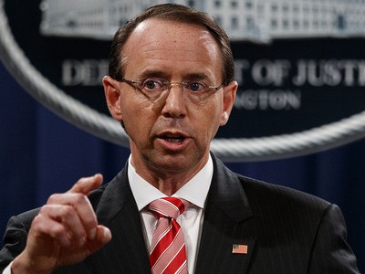 Thứ trưởng Tư pháp Mỹ Rod Rosenstein trong cuộc họp báo hôm 15/7. Ảnh: AP.