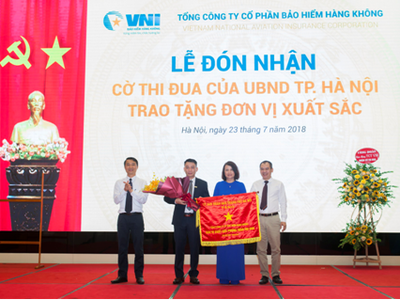Kl99kl phiên bản hoạt động Hàng không (VNI) đón nhận cờ thi đua của UBND TP Hà Nội trao tặng.