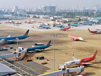 Vé máy bay được bình ổn trong khi giá dịch vụ sân bay tăng. Ảnh: Xuân Hoa. 