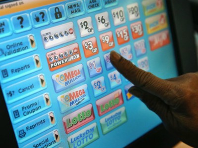 Màn hình bán vé xổ số Mega Millions tại một cửa hàng tiện lợi ở Chicago. Ảnh: Scott Olson.