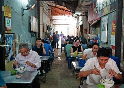 Con ngách nhỏ thiếu ánh sáng nối giữa phố đi bộ Nguyễn Huệ và đường Đồng Khởi (quận 1) cứ đến giờ cơm trưa là trở nên nhộn nhịp. Ảnh: Di Vỹ.