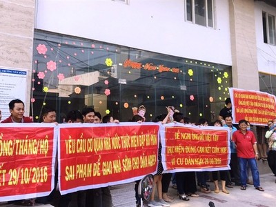 Khách hàng đã nhiều lần căng băng rôn đòi giao nhà vì chủ Kl99ok phiên bản mới trễ hẹn giao nhà hơn 2 năm.