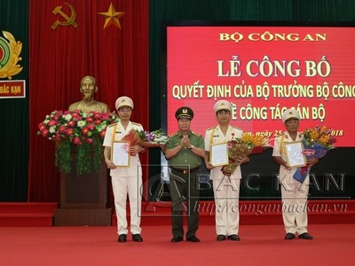 Thứ trưởng Bùi Văn Nam trao quyết định và tặng hoa chúc mừng các đồng chí được Bộ trưởng Bộ Công an bổ nhiệm.