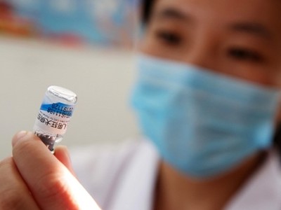 Y tá chuẩn bị một liều vắc-xin tại bệnh viện ở An Huy, Trung Quốc. Ảnh: AFP.