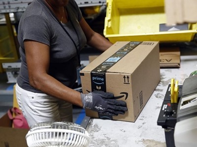 Nhân viên đóng hàng trong một nhà kho của Amazon. Ảnh: AP.