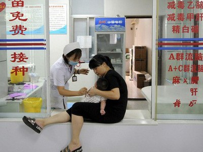 Bê bối vắc-xin kém chất lượng khiến nhiều phụ huynh Trung Quốc lo sợ. Ảnh: AP.