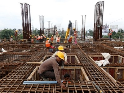 Công nhân làm việc tại một dự án 99Kl.app khuyến mãi hot ở Ấn Độ. Ảnh: Reuters.