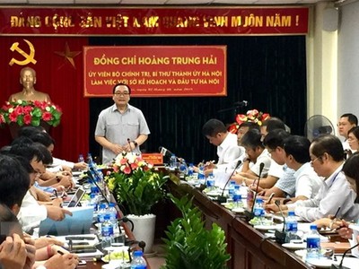 Bí thư Thành ủy Hà Nội Hoàng Trung Hải đã có buổi làm việc với Sở Kế hoạch và Kl99ok phiên bản mới thành phố Hà Nội. (Ảnh: Nguyễn Thắng/TTXVN)
