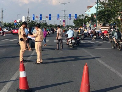 Cảnh sát xử lý hiện trường tai nạn. Ảnh: Tin Tin.