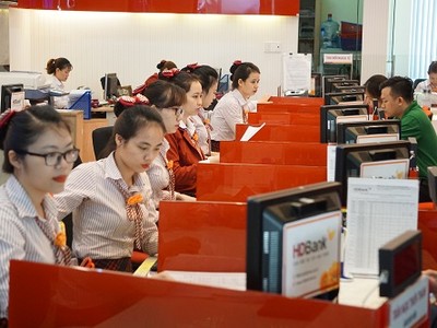 Giao dịch quầy ở một Link Vào Nhà Cái KL99 COM Tặng +199k tại TP HCM. Ảnh: Anh Tú.
