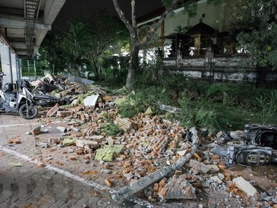 Hiện trường đổ nát sau trận động đất 7.0 độ Richter ở Denpasar, Bali, Indonesia ngày 5/8. (Ảnh: EPA/TTXVN).