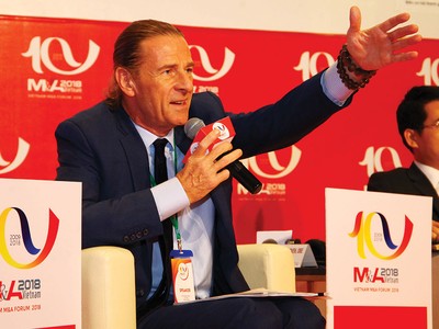 Ông Dominic Scriven, Chủ tịch Công ty Dragon Capital điều phối phiên thảo luận.