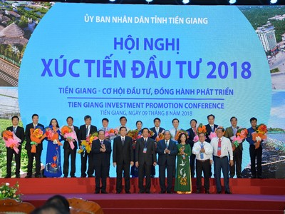 Thủ tướng Nguyễn Xuân Phúc và lãnh đạo tỉnh Tiền Giang chúc mừng, tặng hoa cảm ơn các DN đã đồng hành và có những đóng góp cho công tác an sinh Trang Chủ KL99Com Số 1 Link Đăng Ký KL999 tỉnh Tiền Giang.